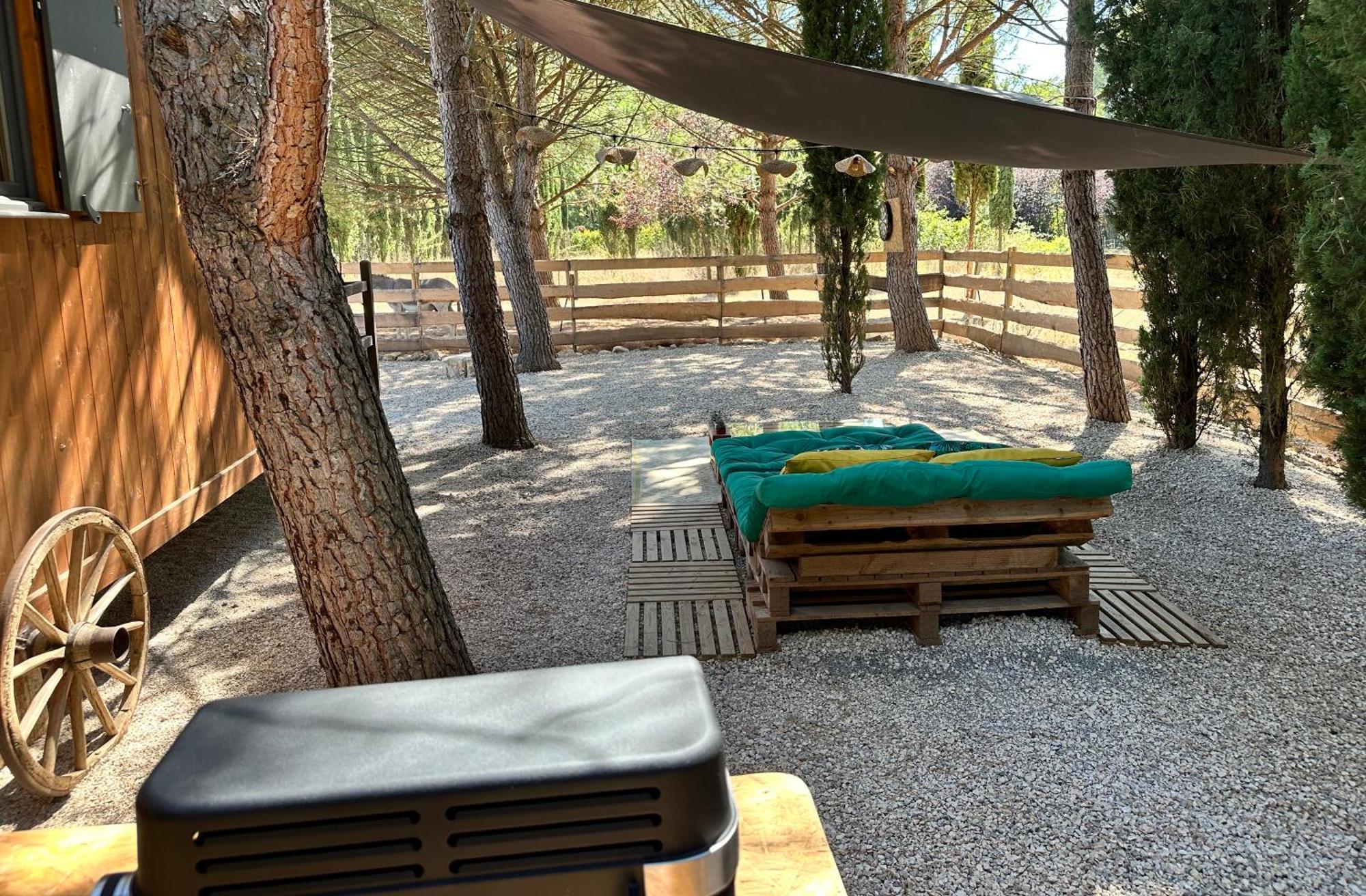 Superbe Roulotte De Charme Hotell Bagnols-en-Forêt Eksteriør bilde